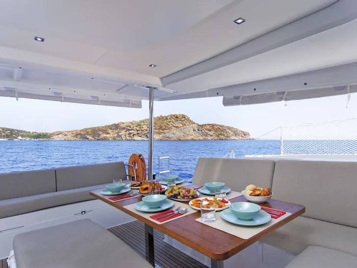 HELIDONI Fountaine Pajot Tanna 47 - flybridge lounge and dining area HELIDONI Fountaine Pajot Tanna 47 - flybridge lounge and dining area