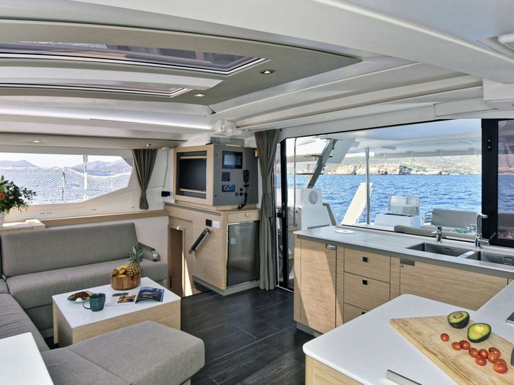 HELIDONI Fountaine Pajot Tanna 47 - saloon HELIDONI Fountaine Pajot Tanna 47 - saloon