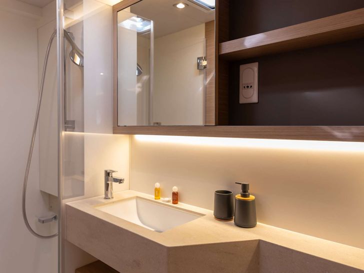 LAVINA Lagoon 51 - cabin 2 bathroom LAVINA Lagoon 51 - cabin 2 bathroom
