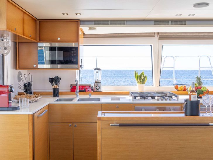 KING OF DIAMONDS Lagoon 560 S2 galley KING OF DIAMONDS Lagoon 560 S2 galley