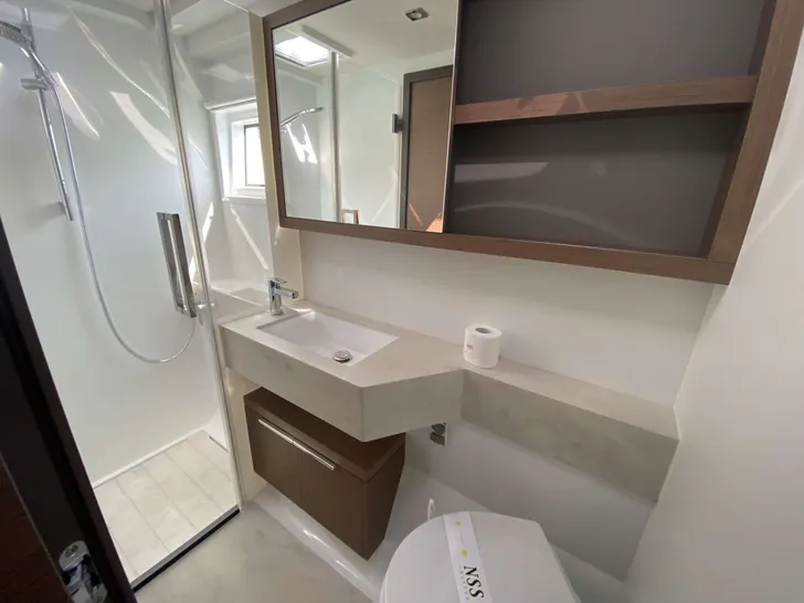 CORALINE Lagoon 50 cabin bathroom