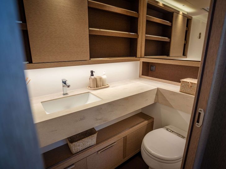 SEAHOME II Lagoon Sixty 5 - cabin 1 bathroom SEAHOME II Lagoon Sixty 5 - cabin 1 bathroom