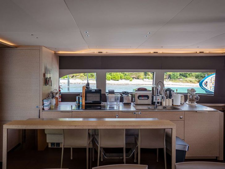 SEAHOME II Lagoon Sixty 5 - galley SEAHOME II Lagoon Sixty 5 - galley