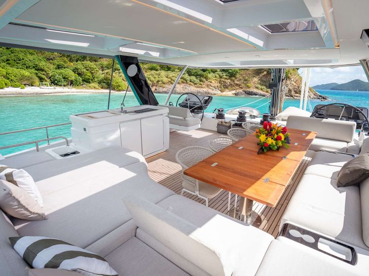 SEAHOME II Lagoon Sixty 5 - flybridge seating and dining area SEAHOME II Lagoon Sixty 5 - flybridge seating and dining area
