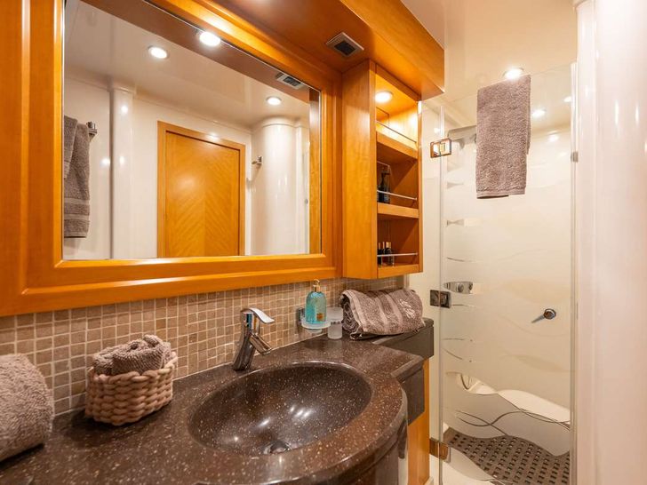 LADY B De Birs 85 - master cabin bathroom LADY B De Birs 85 - master cabin bathroom