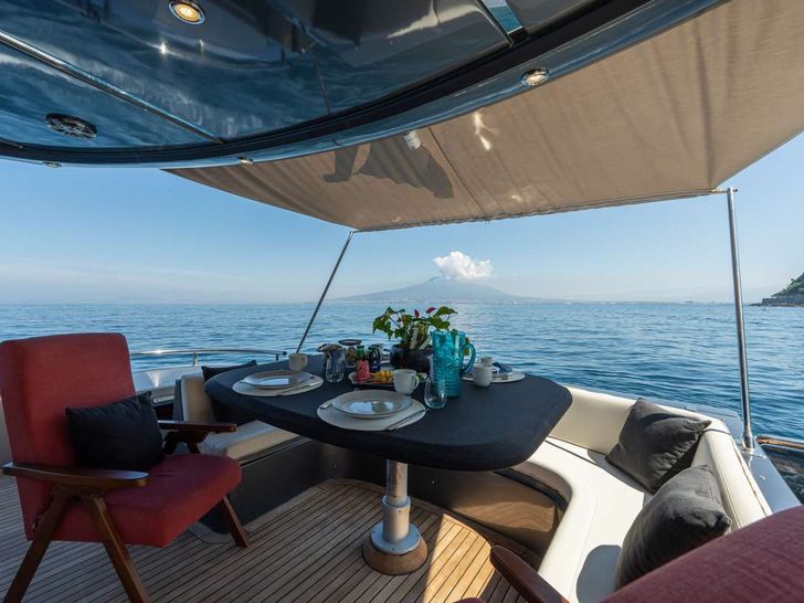 LADY B De Birs 85 - aft deck dining area LADY B De Birs 85 - aft deck dining area