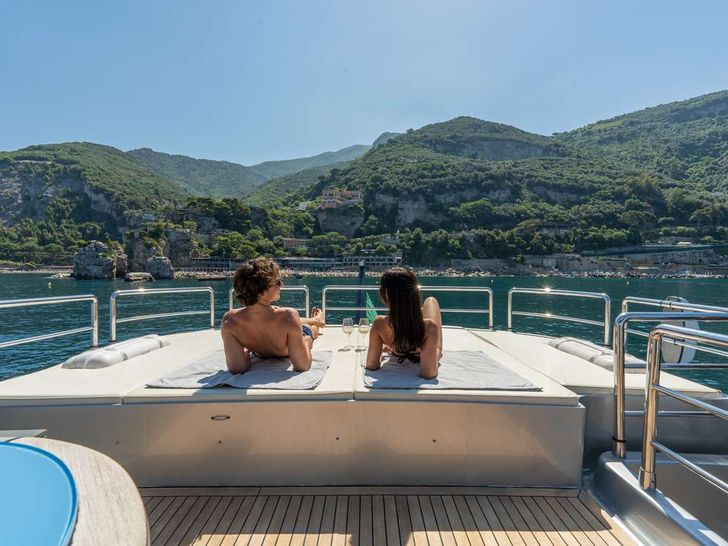 LADY B De Birs 85 - flybridge bronzing area LADY B De Birs 85 - flybridge bronzing area