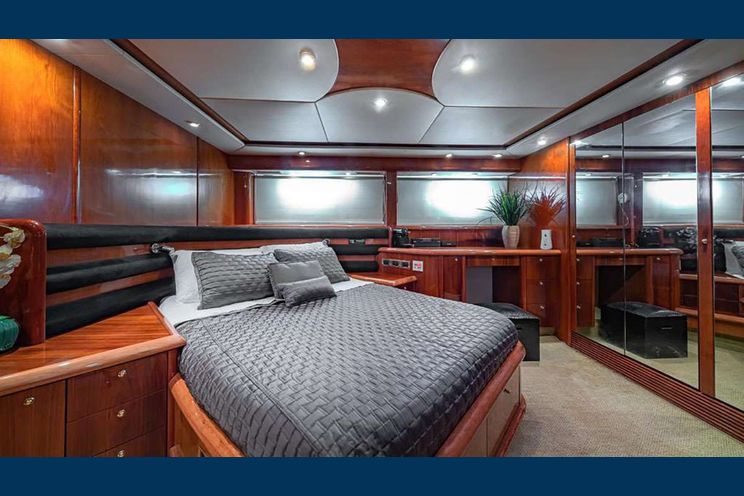 Charter Yacht GIULI - Sunseeker Manhattan 74 - 4 Cabins - Nassau - Exumas - Bahamas