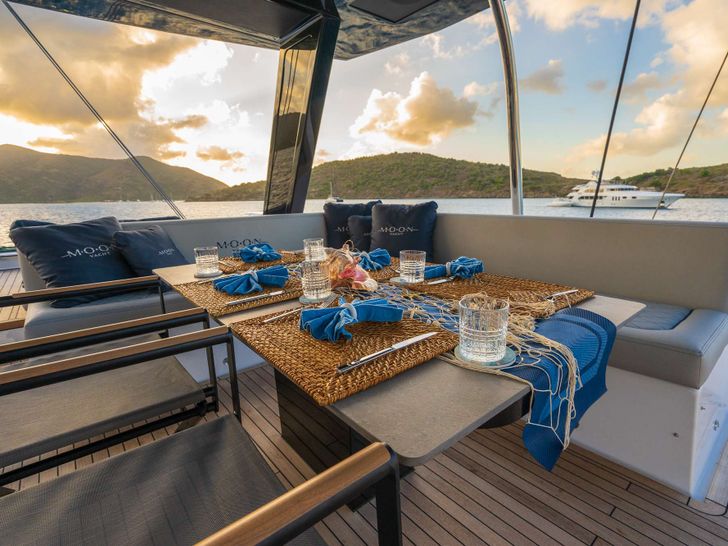PERFECT MOON Moon 6TY - flybridge seating and dining area PERFECT MOON Moon 6TY - flybridge seating and dining area