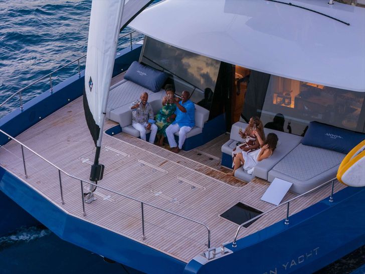PERFECT MOON Moon 6TY - foredeck lounge PERFECT MOON Moon 6TY - foredeck lounge