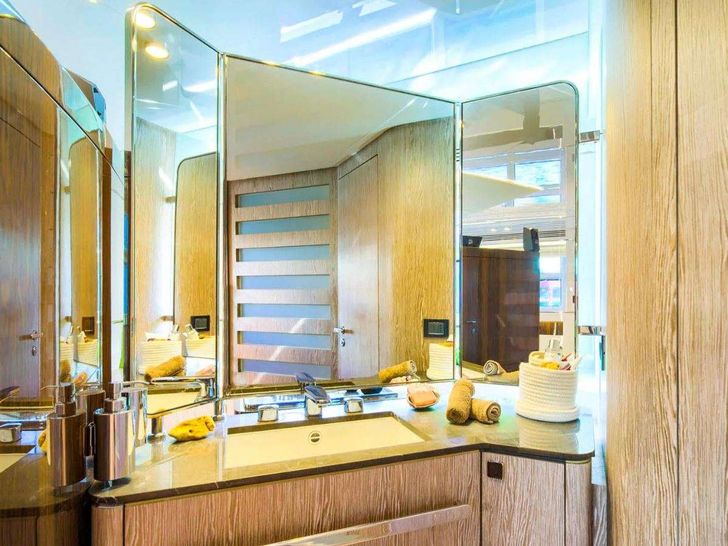 MUDITA Azimut S7 - master cabin bathroom MUDITA Azimut S7 - master cabin bathroom