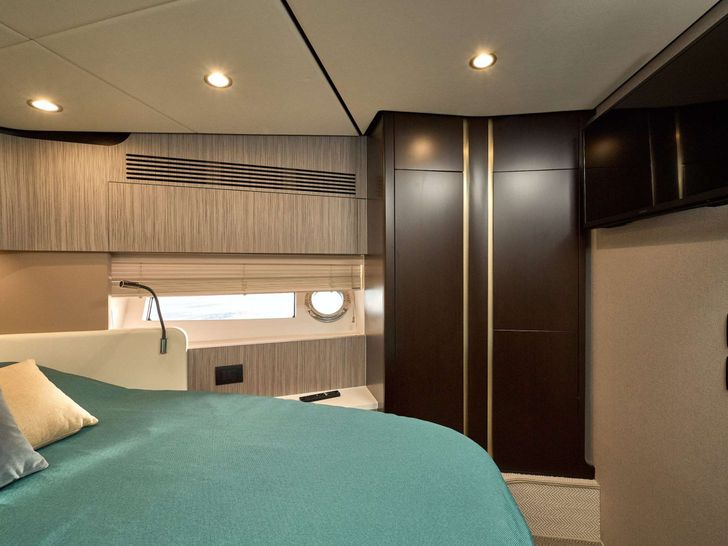 AMPARITO IV Azimut 55 Fly - VIP cabin AMPARITO IV Azimut 55 Fly - VIP cabin