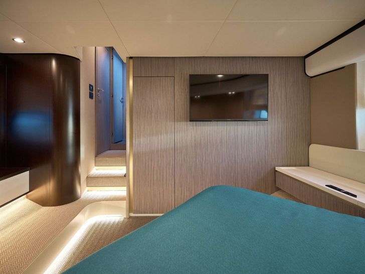 AMPARITO IV Azimut 55 Fly - master cabin TV AMPARITO IV Azimut 55 Fly - master cabin TV