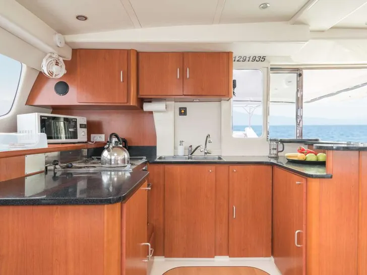 SARA Leopard 46 - galley SARA Leopard 46 - galley