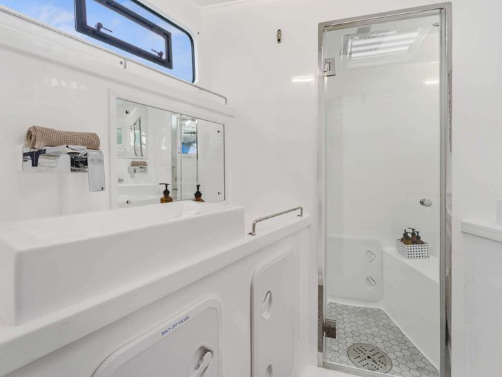 WONDERWAY Royal 53 - cabin 1 bathroom WONDERWAY Royal 53 - cabin 1 bathroom