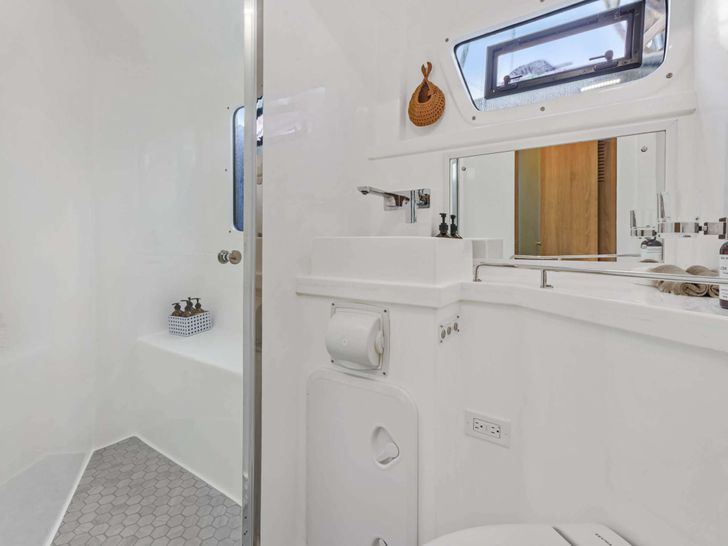 WONDERWAY Royal 53 - cabin 2 bathroom WONDERWAY Royal 53 - cabin 2 bathroom