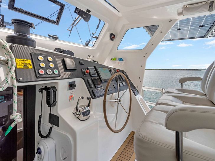 WONDERWAY Royal 53 - flybridge helm WONDERWAY Royal 53 - flybridge helm