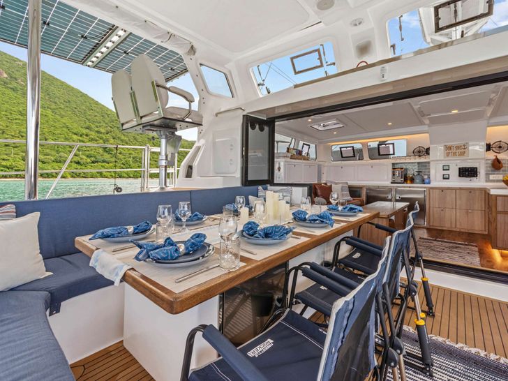 WONDERWAY Royal 53 - alfresco dining set up WONDERWAY Royal 53 - alfresco dining set up