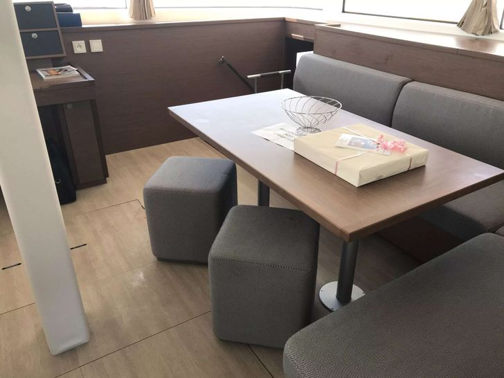 BIG MAMA Lagoon 52F - dining area BIG MAMA Lagoon 52F - dining area