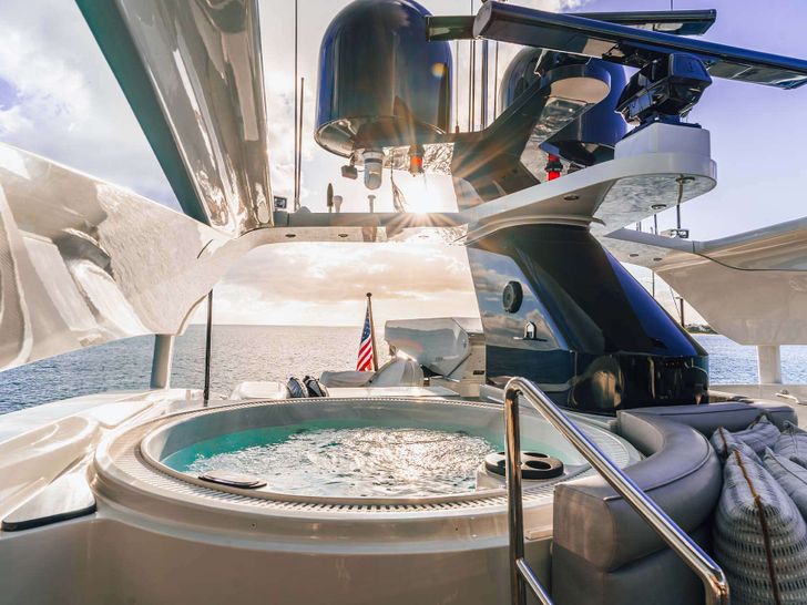 TEMPTATION Palmer Johnson 123 - sun deck jacuzzi TEMPTATION Palmer Johnson 123 - sun deck jacuzzi