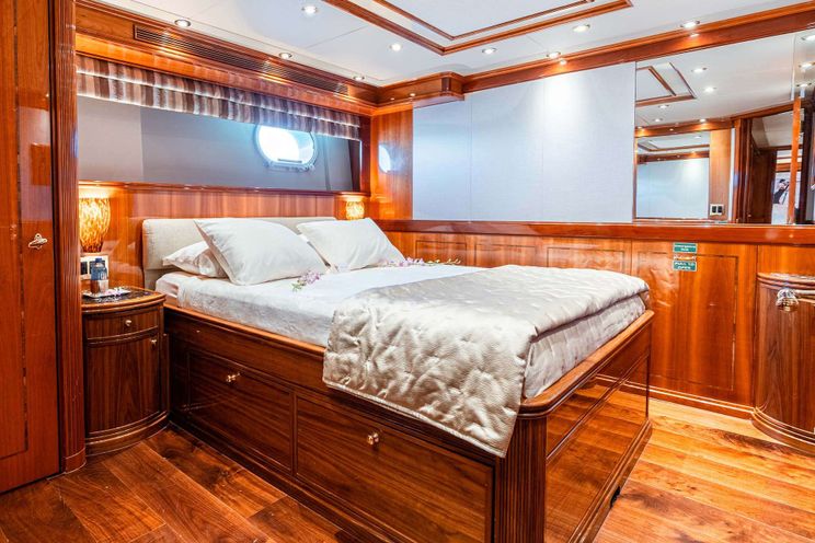 Charter Yacht TEMPTATION - Palmer Johnson 123 - 4 Cabins - Nassau - Exumas - Bahamas