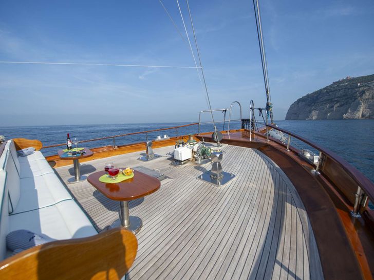 DERIYA DENIZ Custom Gulet 23m - foredeck DERIYA DENIZ Custom Gulet 23m - foredeck