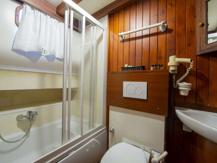 DERIYA DENIZ Custom Gulet 23m - twin cabin bathroom DERIYA DENIZ Custom Gulet 23m - twin cabin bathroom