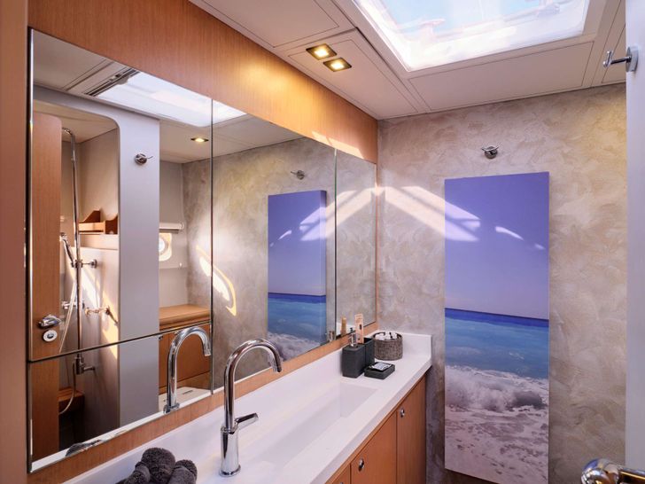 SAMELI Two Oceans 75 - master cabin bathroom SAMELI Two Oceans 75 - master cabin bathroom