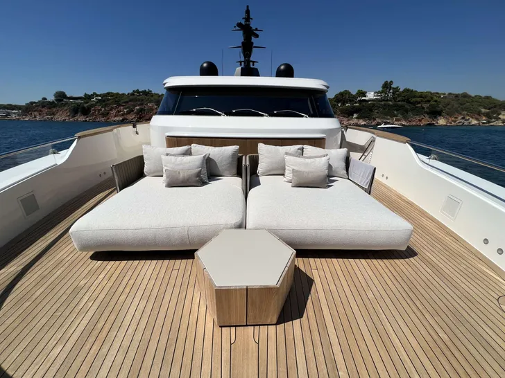 FLORI Sanlorenzo SL96A foredeck bronzing area FLORI Sanlorenzo SL96A foredeck bronzing area