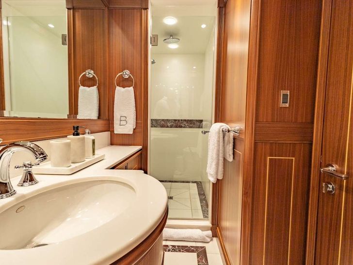 BLACKSHEEP Palmer Johnson 123 - twin cabin bathroom BLACKSHEEP Palmer Johnson 123 - twin cabin bathroom