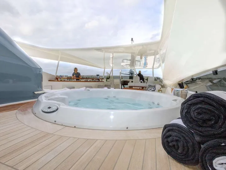 BLACKSHEEP Palmer Johnson 123 - sun deck jacuzzi BLACKSHEEP Palmer Johnson 123 - sun deck jacuzzi