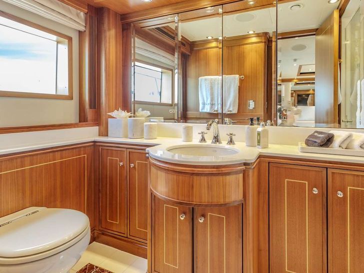 BLACKSHEEP Palmer Johnson 123 - master cabin bathroom BLACKSHEEP Palmer Johnson 123 - master cabin bathroom