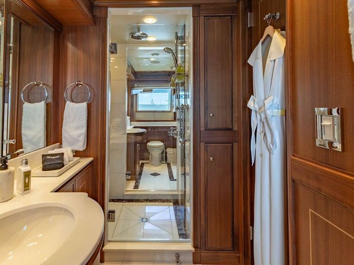 BLACKSHEEP Palmer Johnson 123 - VIP cabin bathroom BLACKSHEEP Palmer Johnson 123 - VIP cabin bathroom