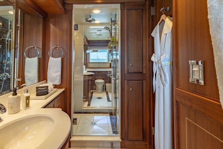 Charter Yacht BLACKSHEEP - Palmer Johnson 123 - 4 Cabins - Nassau - Exumas - Bahamas