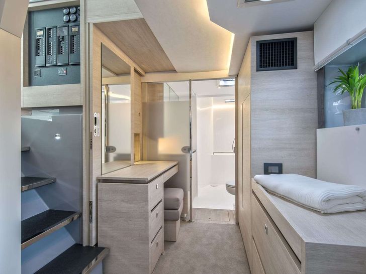 BOATOX Robertson and Caine Leopard 50 - cabin 1 bathroom BOATOX Robertson and Caine Leopard 50 - cabin 1 bathroom