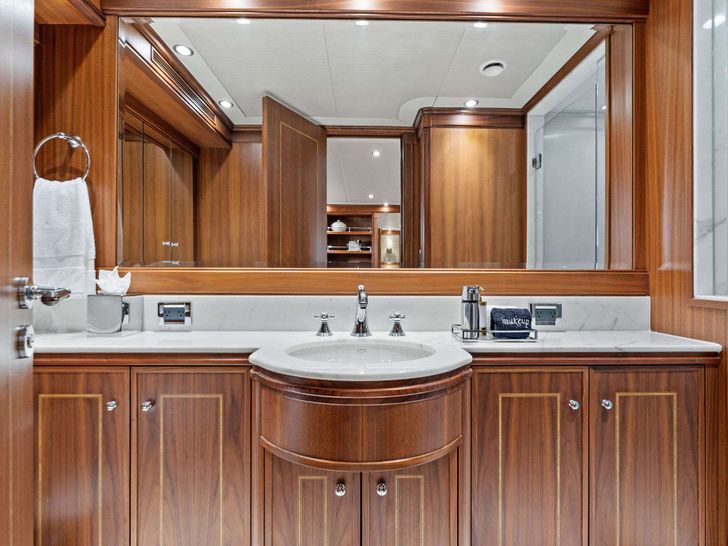 INVICTUS Palmer Johnson 123 - VIP cabin 1 bathroom INVICTUS Palmer Johnson 123 - VIP cabin 1 bathroom