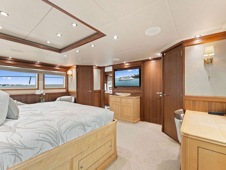 INVICTUS Palmer Johnson 123 - master cabin bed and TV INVICTUS Palmer Johnson 123 - master cabin bed and TV