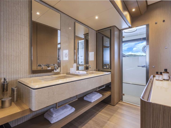 B.A.13 Ferretti 1000 master cabin bathroom