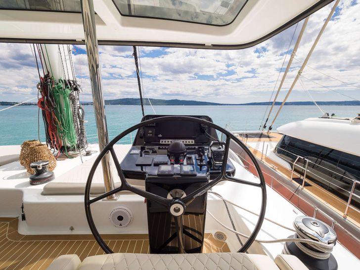BLESSED Sunreef 50 - flybridge helm BLESSED Sunreef 50 - flybridge helm