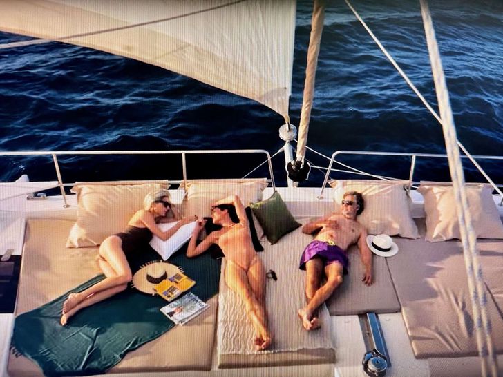 UMIKO Bali 5.4 - guests sunbathing UMIKO Bali 5.4 - guests sunbathing