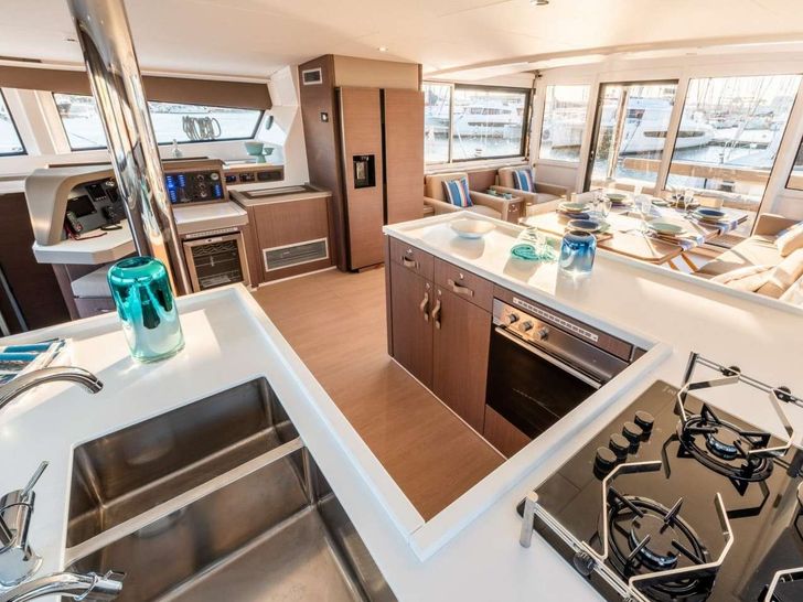 UMIKO Bali 5.4 - galley UMIKO Bali 5.4 - galley