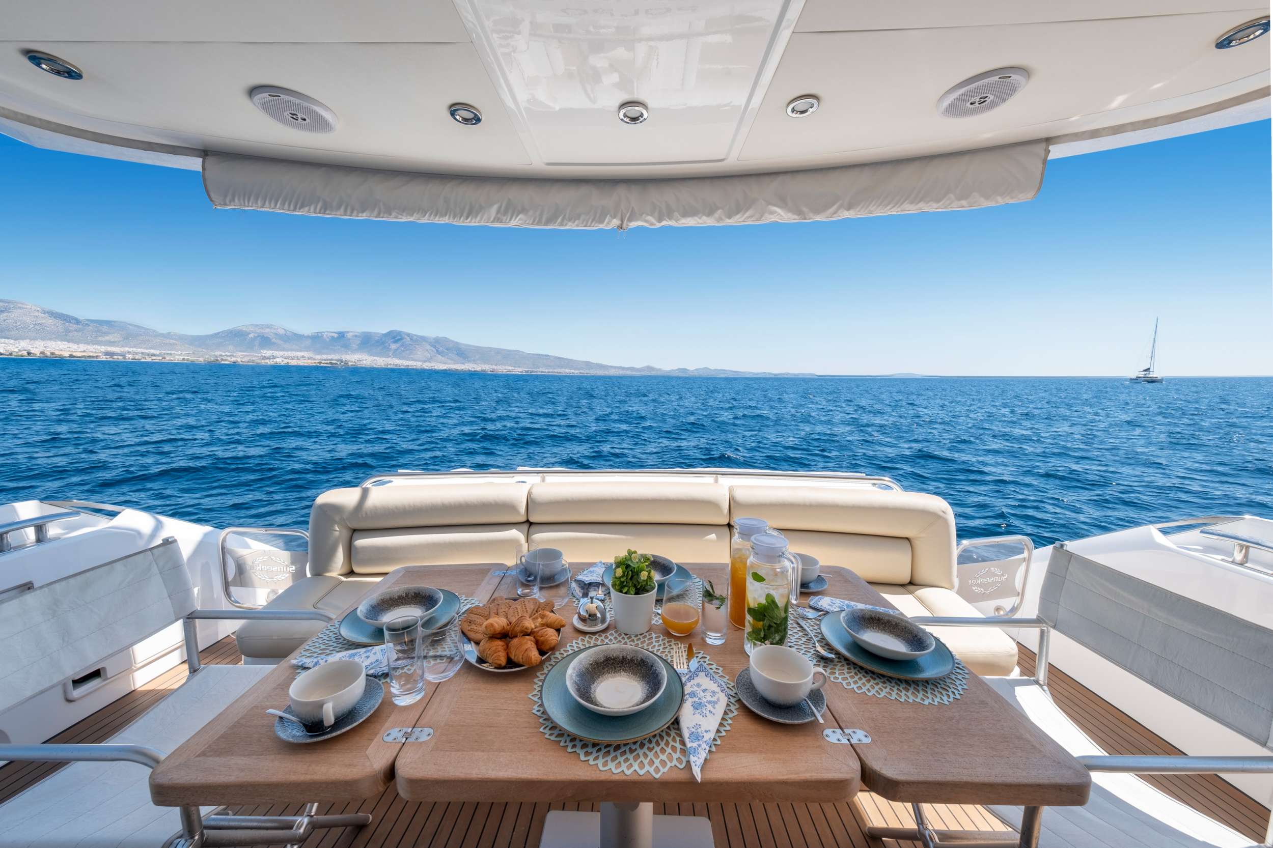 POLPO Sunseeker 69 - main aft deck alfresco dining area