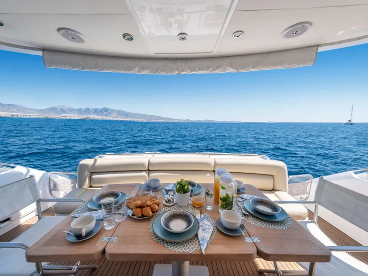 POLPO Sunseeker 69 - main aft deck alfresco dining area POLPO Sunseeker 69 - main aft deck alfresco dining area