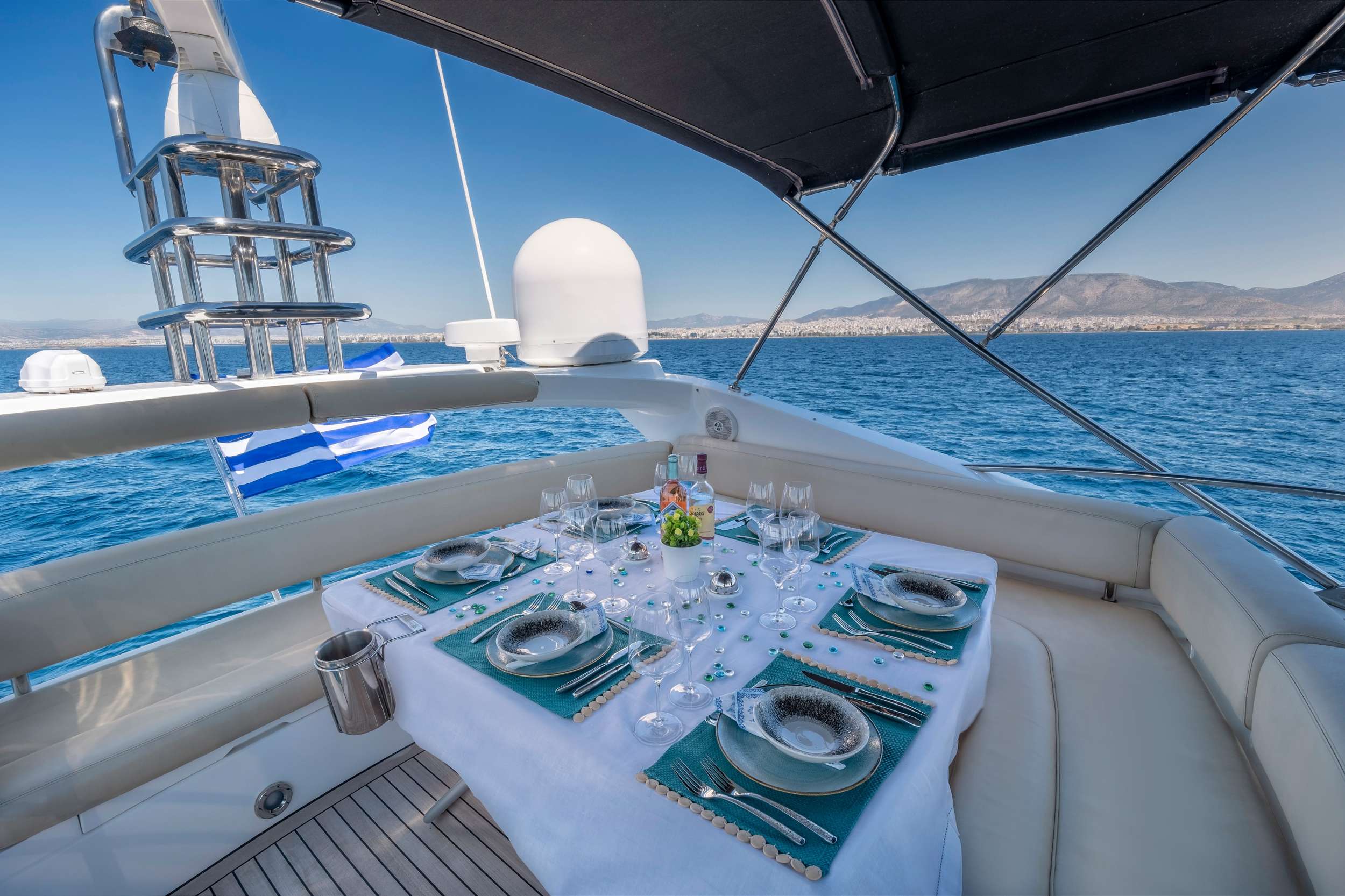 POLPO Sunseeker 69 - flybridge dining area