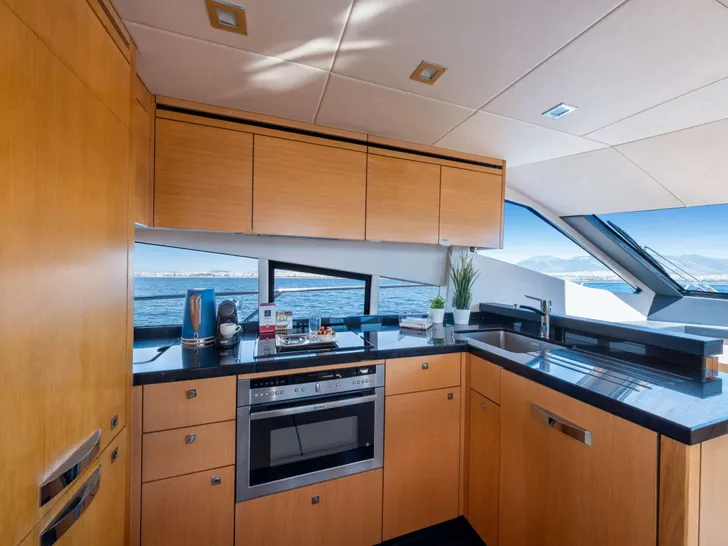 POLPO Sunseeker 69 - galley POLPO Sunseeker 69 - galley