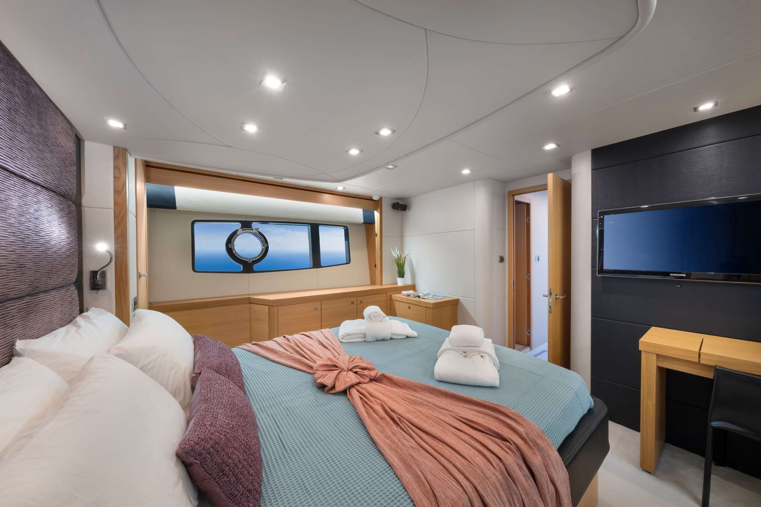 POLPO Sunseeker 69 - master cabin bed and TV