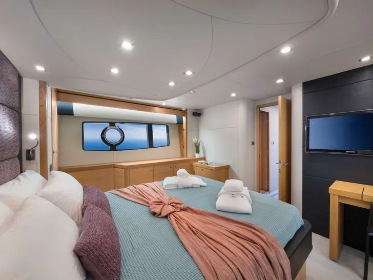 POLPO Sunseeker 69 - master cabin bed and TV POLPO Sunseeker 69 - master cabin bed and TV