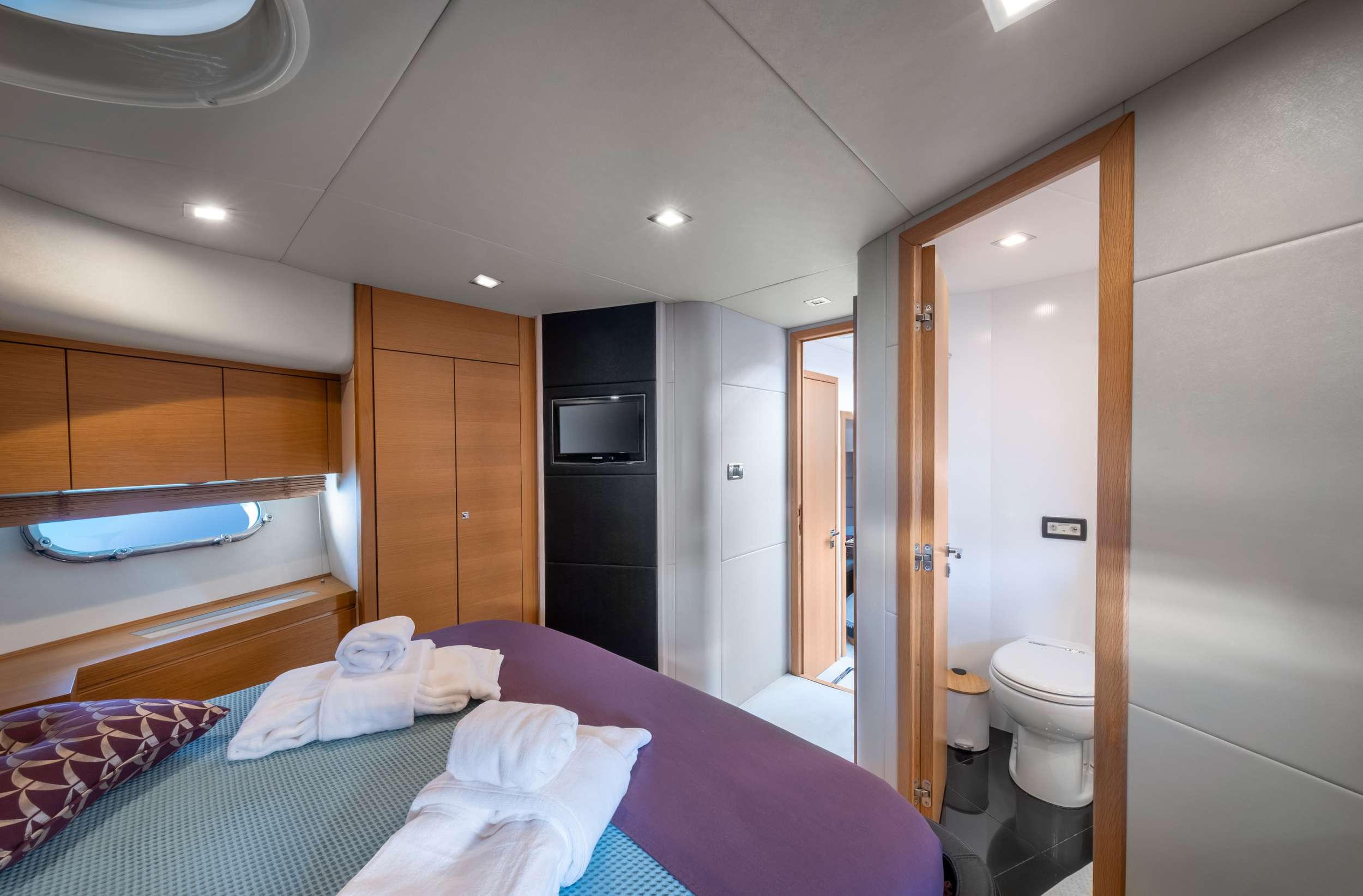 POLPO Sunseeker 69 - VIP cabin 1 bed,TV,and bathroom entrance