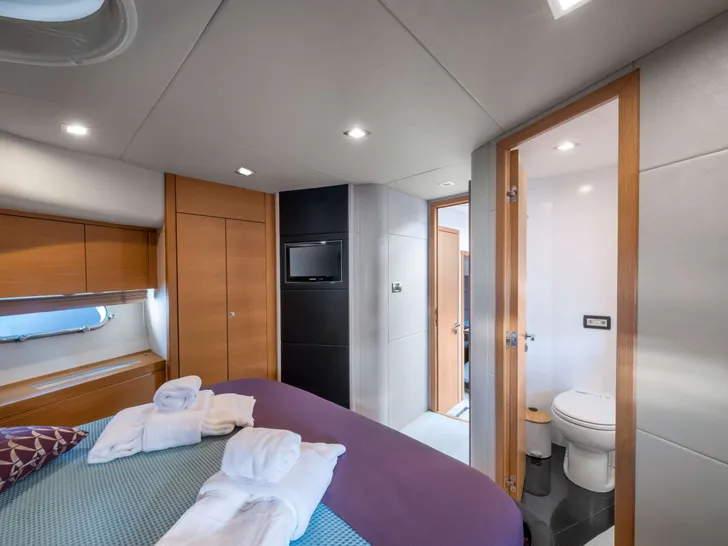 POLPO Sunseeker 69 - VIP cabin 1 bed,TV,and bathroom entrance POLPO Sunseeker 69 - VIP cabin 1 bed,TV,and bathroom entrance