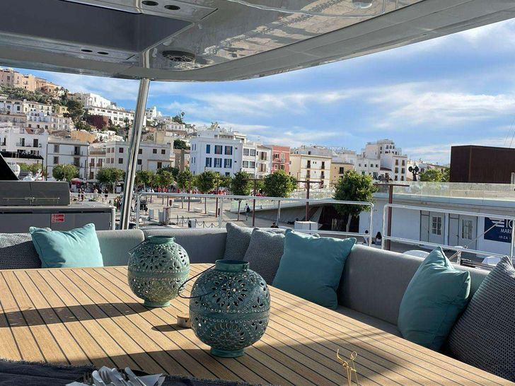 SHADES OF GREY Sunreef 80 - flybridge dining table SHADES OF GREY Sunreef 80 - flybridge dining table